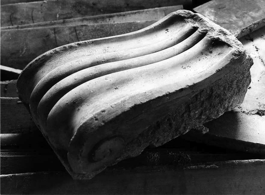 motivo decorativo a volute (decorazione plastica, frammento) - bottega napoletana (fine/inizio secc. XVIII/ XIX)