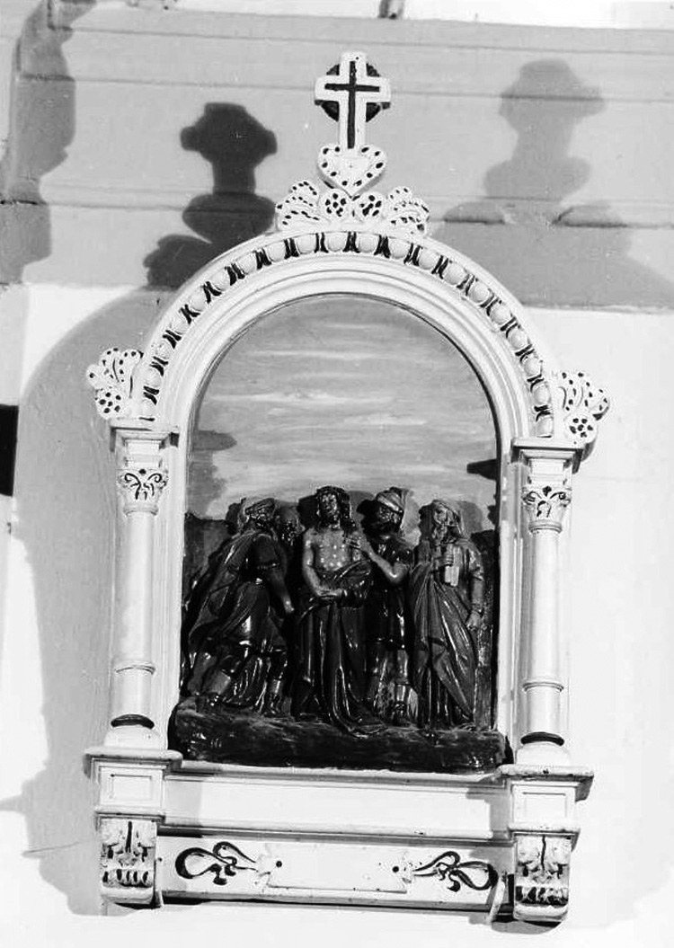 stazione X: Gesù spogliato e abbeverato di fiele (rilievo, elemento d'insieme) - bottega campana (sec. XIX)