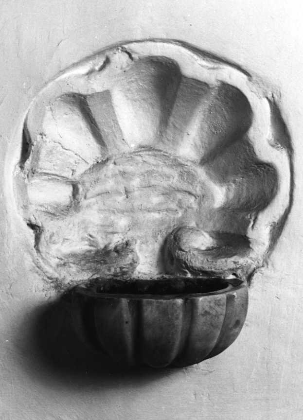 acquasantiera - a conchiglia - bottega campana (sec. XVIII)