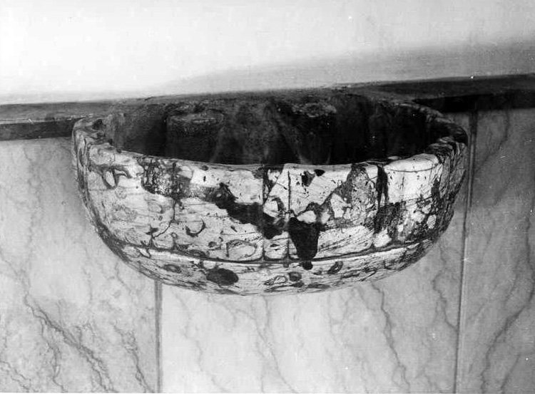 acquasantiera - a conchiglia, coppia - bottega campana (prima metà sec. XX)