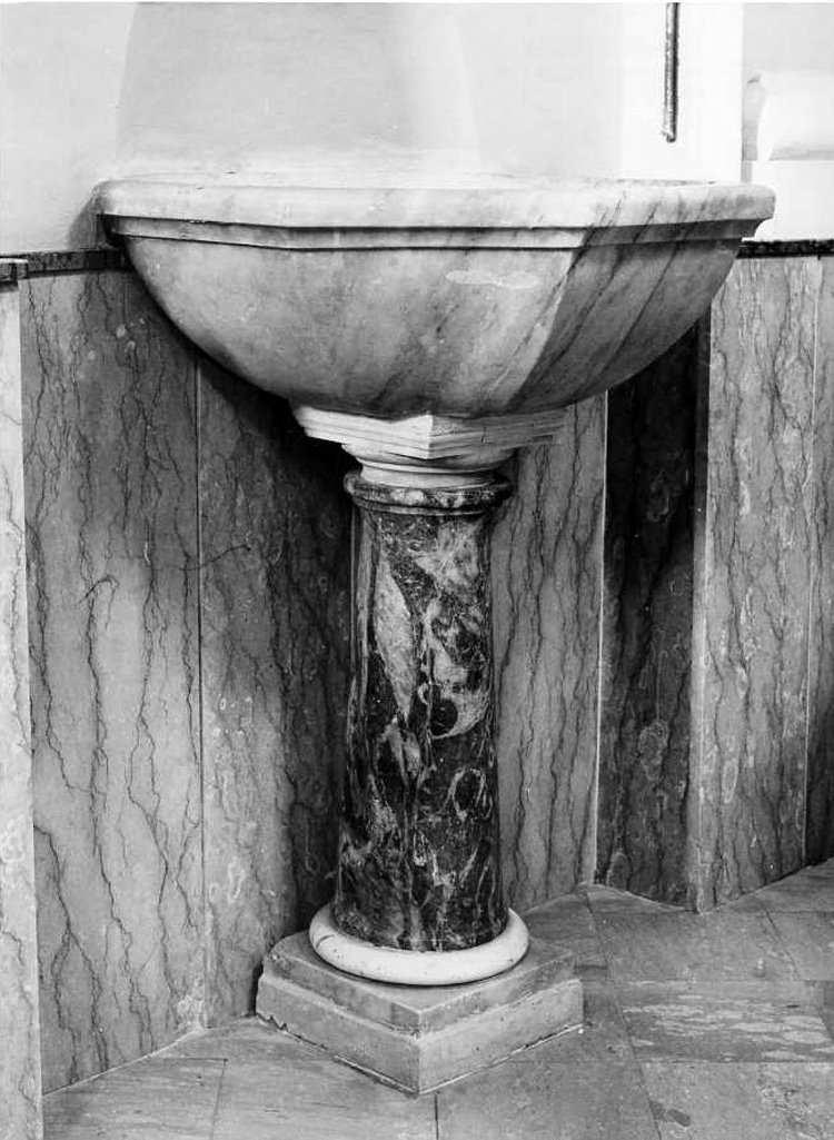 fonte battesimale - a vasca - bottega campana (prima metà sec. XX)