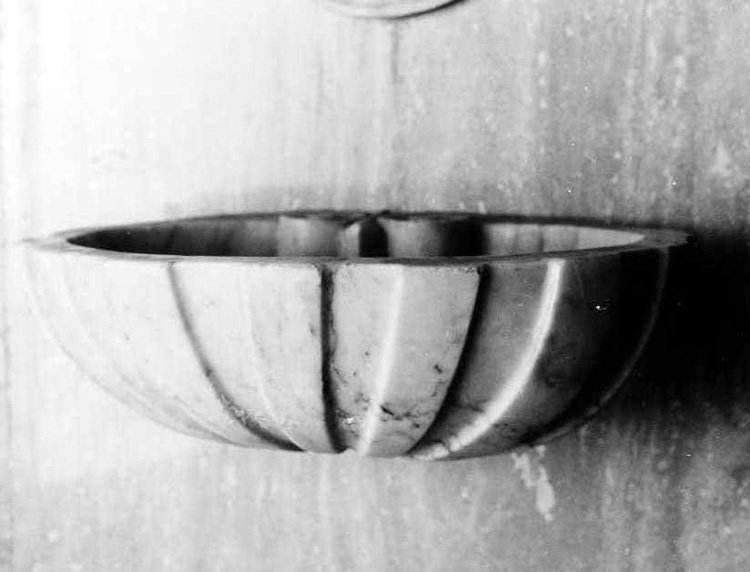 acquasantiera da parete, coppia - bottega campana (prima metà sec. XX)