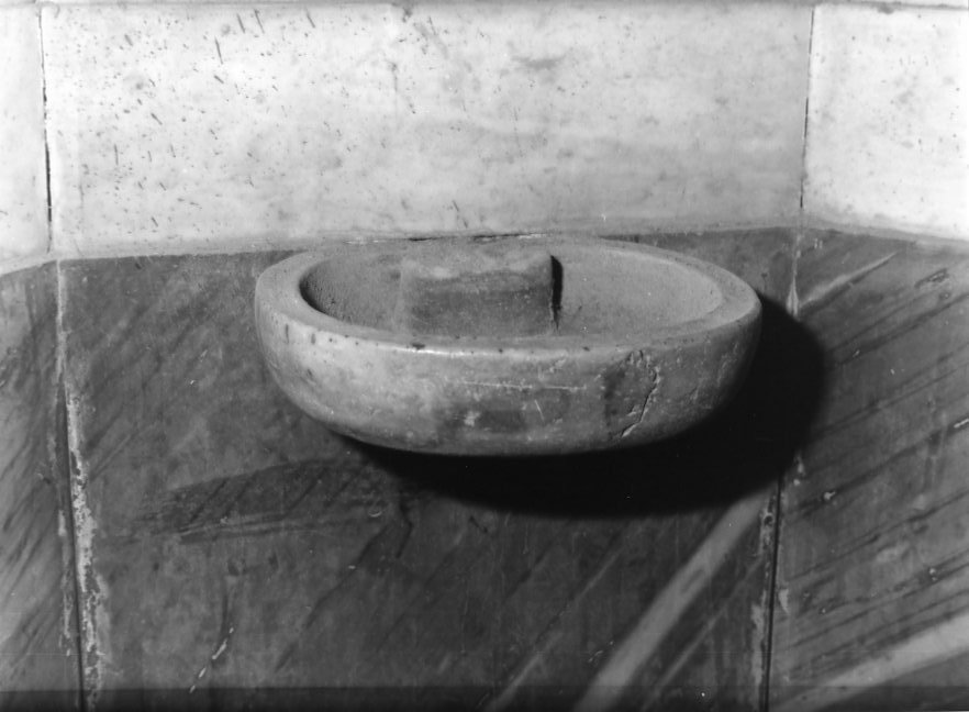 acquasantiera da parete - bottega campana (prima metà sec. XX)