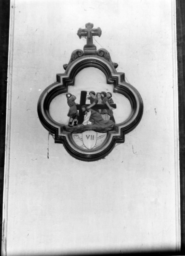 stazione VII: Gesù cade sotto la croce la seconda volta (formella) - bottega campana (seconda metà sec. XVIII)