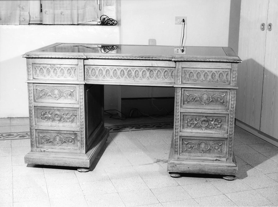 scrivania - bottega campana (prima metà sec. XX)