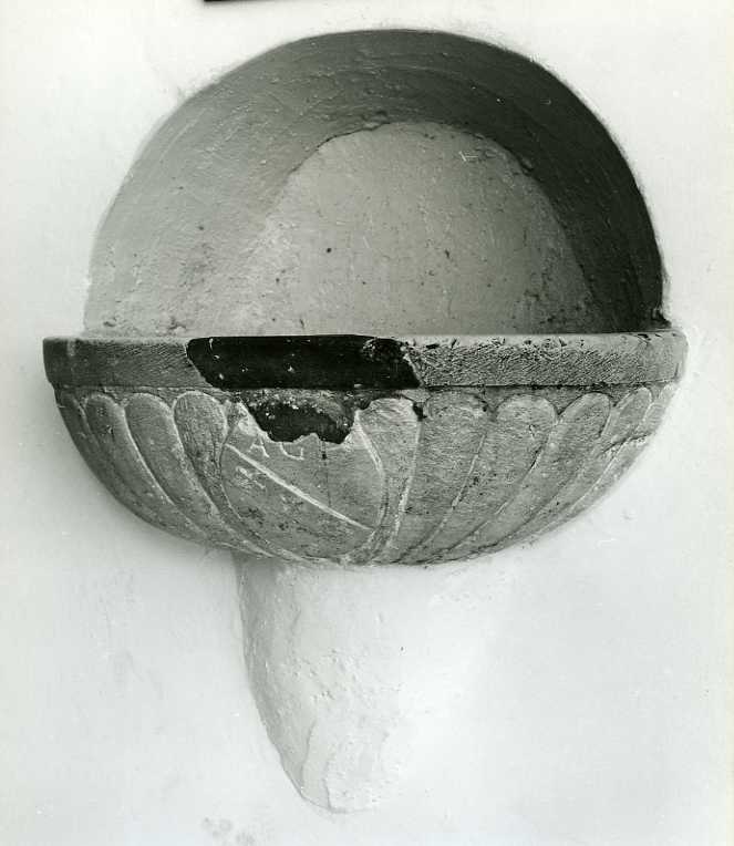 acquasantiera da parete - bottega campana (fine/inizio secc. XVI/ XVII)