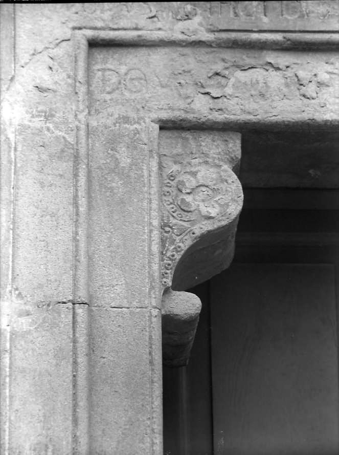 mensola - angolare, serie - bottega campana (sec. XV)