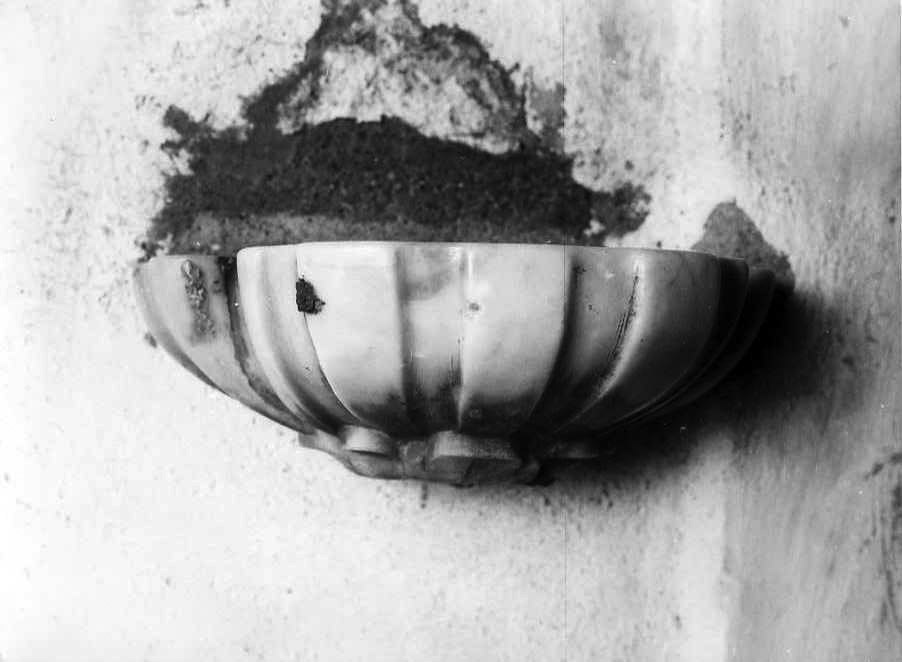 acquasantiera da parete - bottega napoletana (seconda metà sec. XVIII)