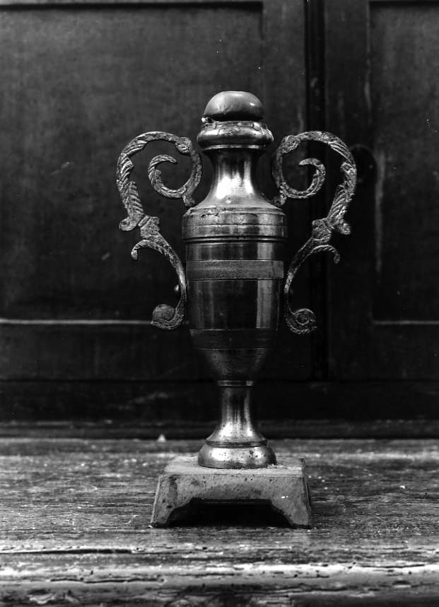 vaso d'altare con composizione floreale, serie - bottega campana (sec. XX)