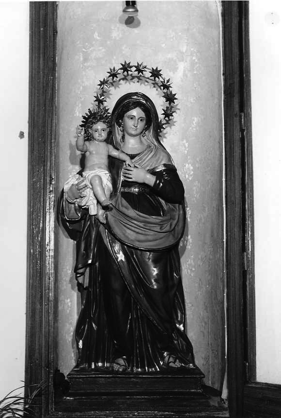 Madonna con personaggi che implorano il suo aiuto (statua) - bottega campana (sec. XVII)