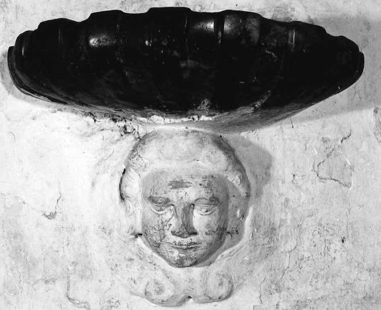 acquasantiera - a conchiglia, serie - bottega campana (prima metà sec. XVIII)