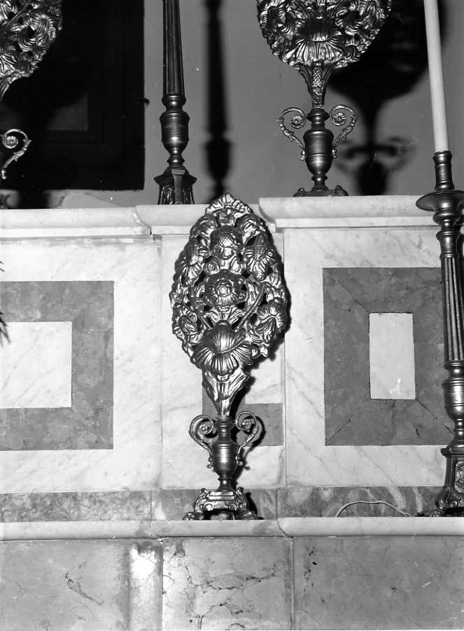 vaso d'altare con composizione floreale, serie - bottega campana (fine/inizio secc. XVIII/ XIX)