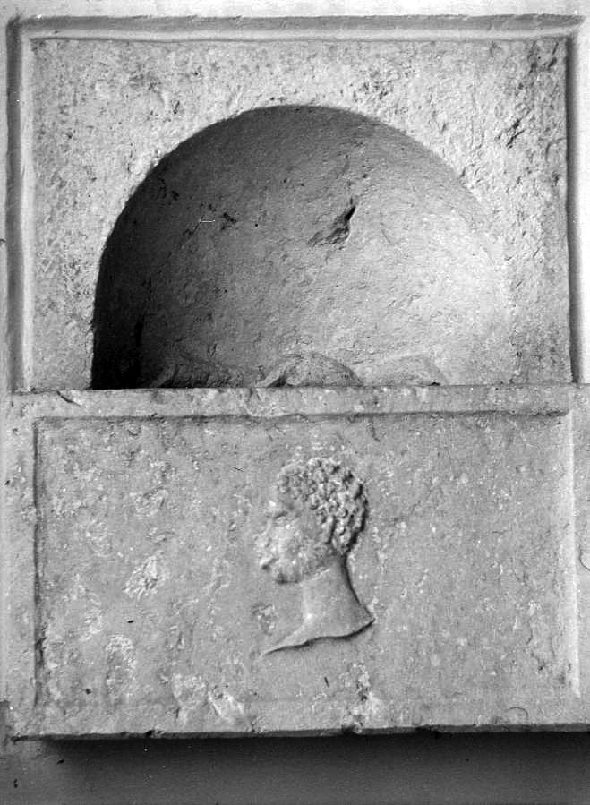 acquasantiera da parete - bottega campana (sec. XV)
