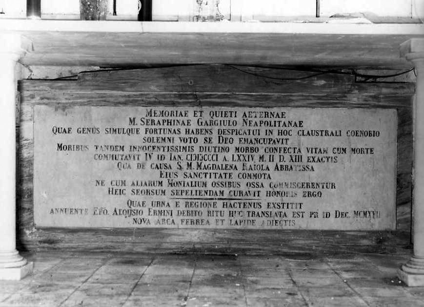 lapide tombale, opera isolata - bottega campana (sec. XX)