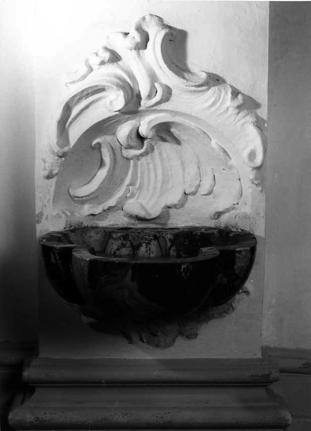 acquasantiera - a conchiglia, serie - bottega campana (prima metà sec. XVIII)