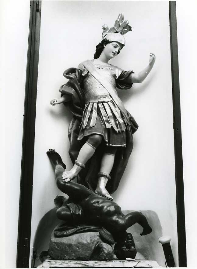 San Michele Arcangelo combatte Satana (statua) - bottega campana (prima metà sec. XX)