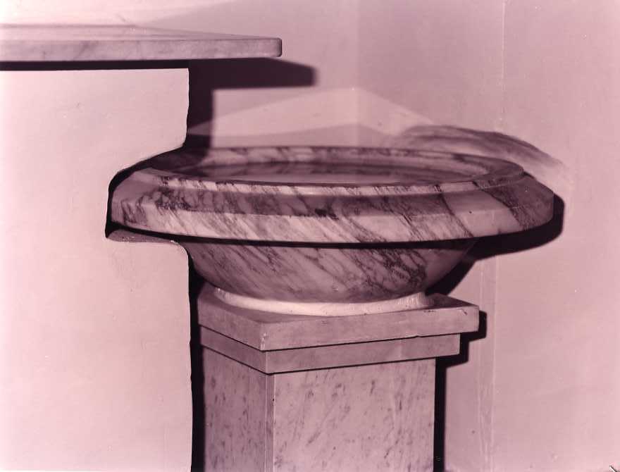 acquasantiera - bottega campana (prima metà sec. XX)