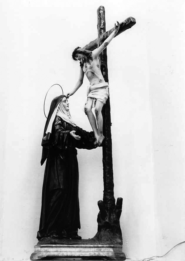 Cristo crocifisso con Santa Rita (gruppo scultoreo) di Guacci Luigi (attribuito) (prima metà sec. XX)