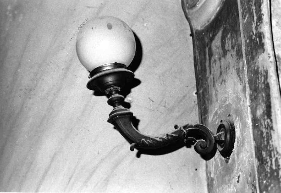 lume da parete di chiesa, serie - bottega campana (prima metà sec. XX)