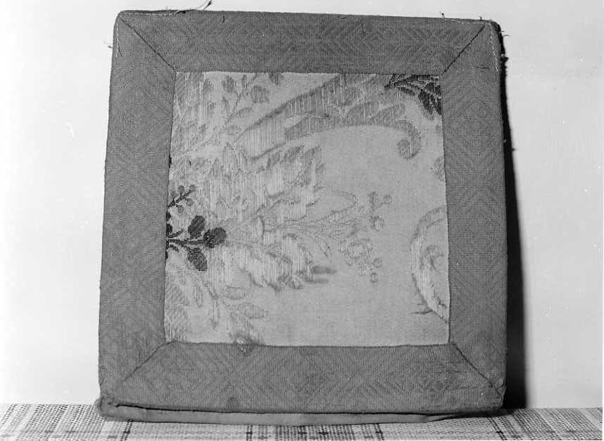 motivi decorativi floreali (borsa) - manifattura campana (sec. XIX)