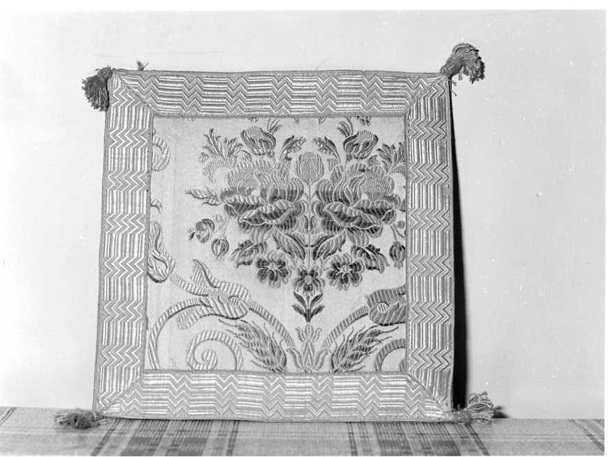 motivi decorativi floreali (borsa) - manifattura campana (sec. XIX)