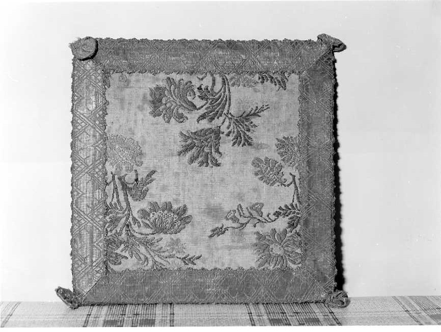 motivi decorativi floreali (borsa) - manifattura campana (sec. XIX)