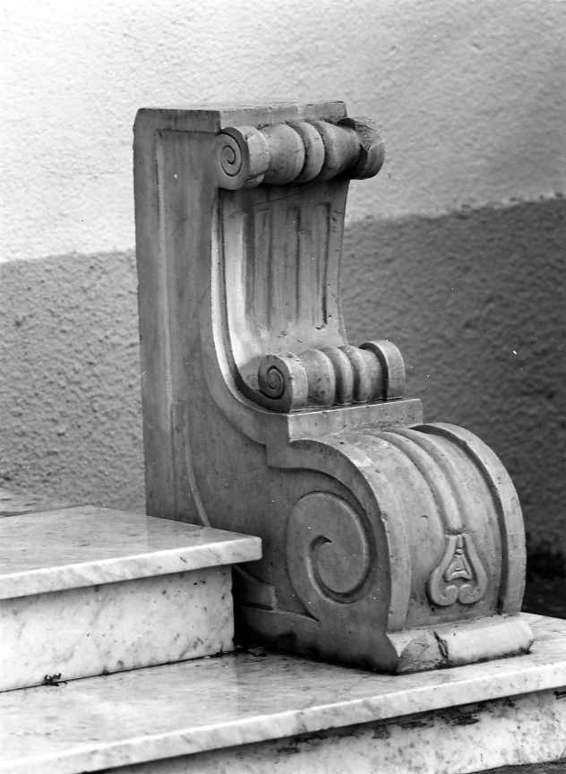 mensola - a voluta, serie - bottega campana (sec. XVIII)