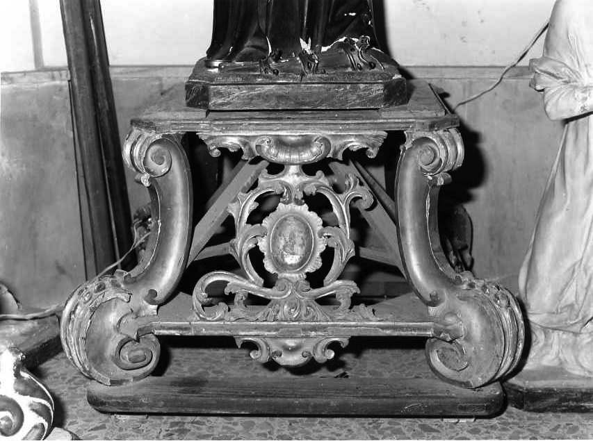 motivi decorativi a volute (base processionale) - bottega campana (sec. XVIII)