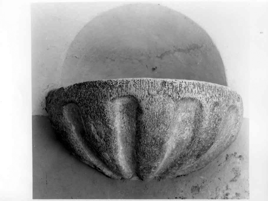 acquasantiera - a conchiglia - bottega campana (sec. XVIII)