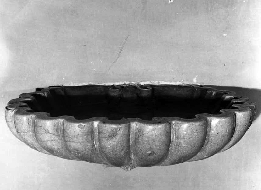acquasantiera - a conchiglia, serie - bottega campana (sec. XVIII)