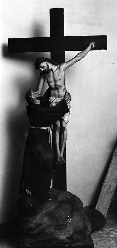 Cristo crocifisso con San Francesco d'Assisi (gruppo scultoreo) - bottega campana (prima metà sec. XX)