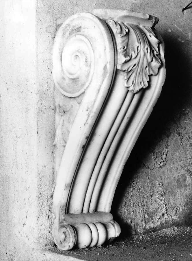 mensola - a voluta, elemento d'insieme - bottega campana (sec. XVIII)