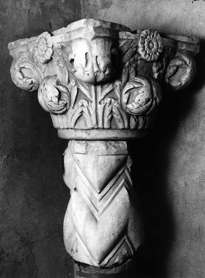 motivi decorativi a foglie d'acanto (capitello) - bottega campana (sec. XIII)