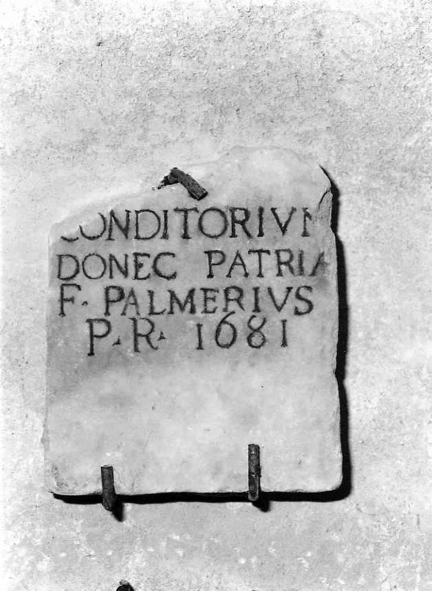 lapide commemorativa, frammento - bottega campana (sec. XVII)