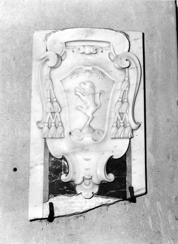 stemma vescovile (pilastrino, frammento) - bottega campana (sec. XVIII)