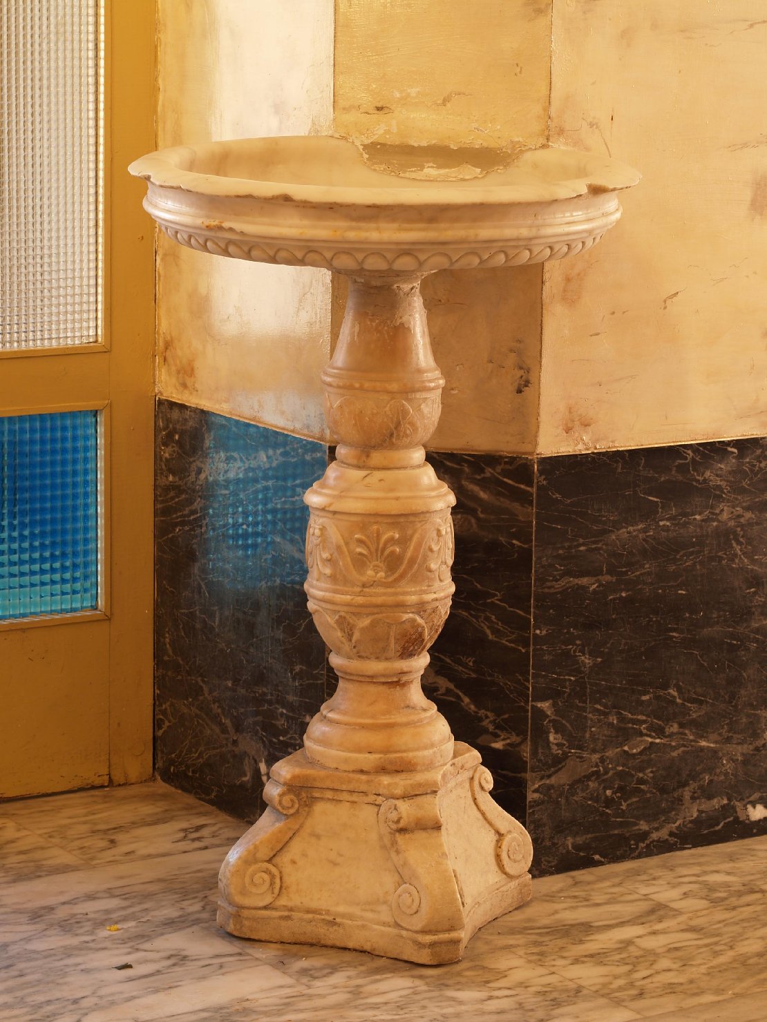 acquasantiera - a fusto - bottega Italia meridionale (prima metà sec. XVI)