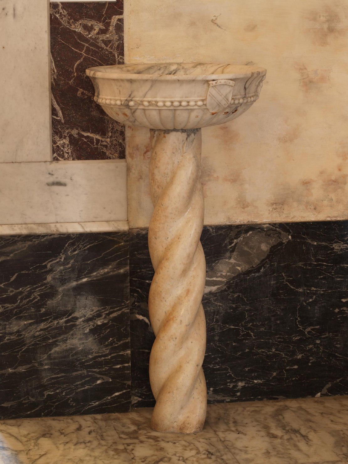 acquasantiera - a fusto - bottega Italia meridionale (prima metà sec. XVI)