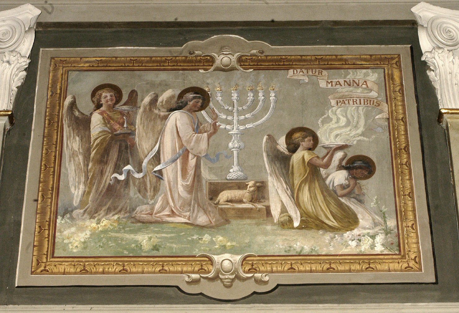 Personaggi: Angelo con calice, Angelo con candelabro, Angelo con piatto fumante, Angelo in ginuflessione. Agnellino adagiato su un altare (dipinto, opera isolata) - ambito campano (sec. XIX)