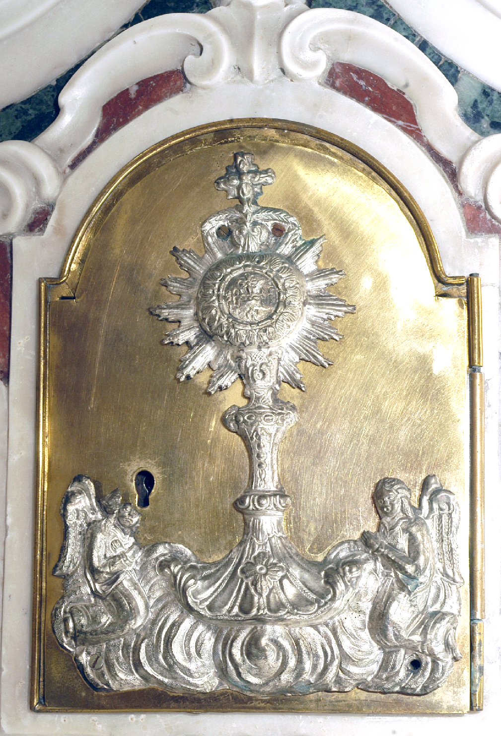 ostensorio sorretto da due angeli (sportello di tabernacolo, elemento d'insieme) - bottega campana (sec. XIX)
