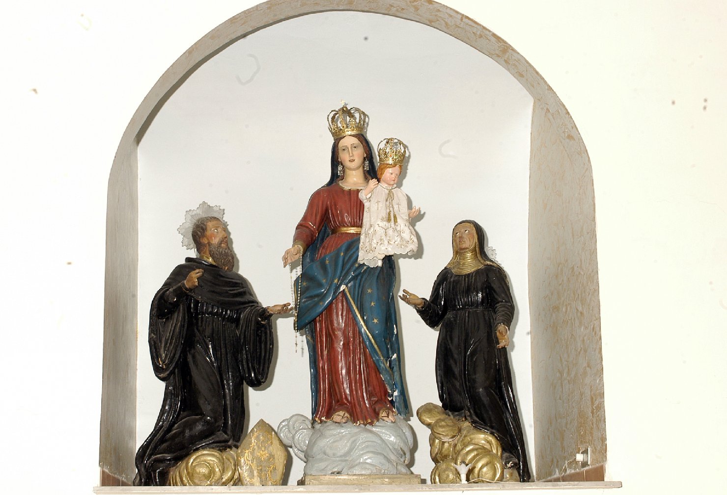 Della composizione fa parte un altro santo, S. Francesco, Madonna con Bambino e Santa Rita (gruppo scultoreo, insieme) - bottega campana (prima metà sec. XX)