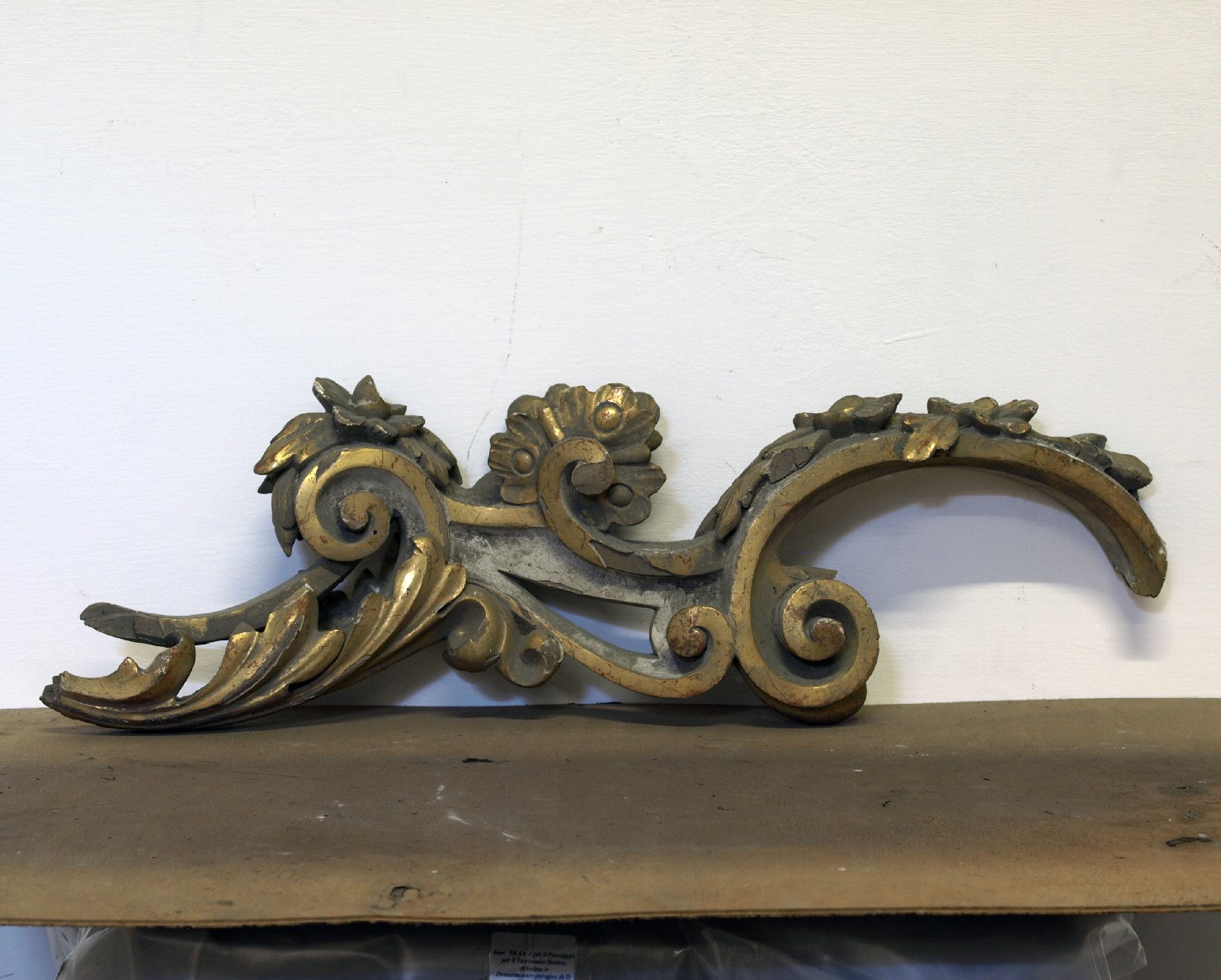 cornice, frammento - bottega campana (sec. XVIII)