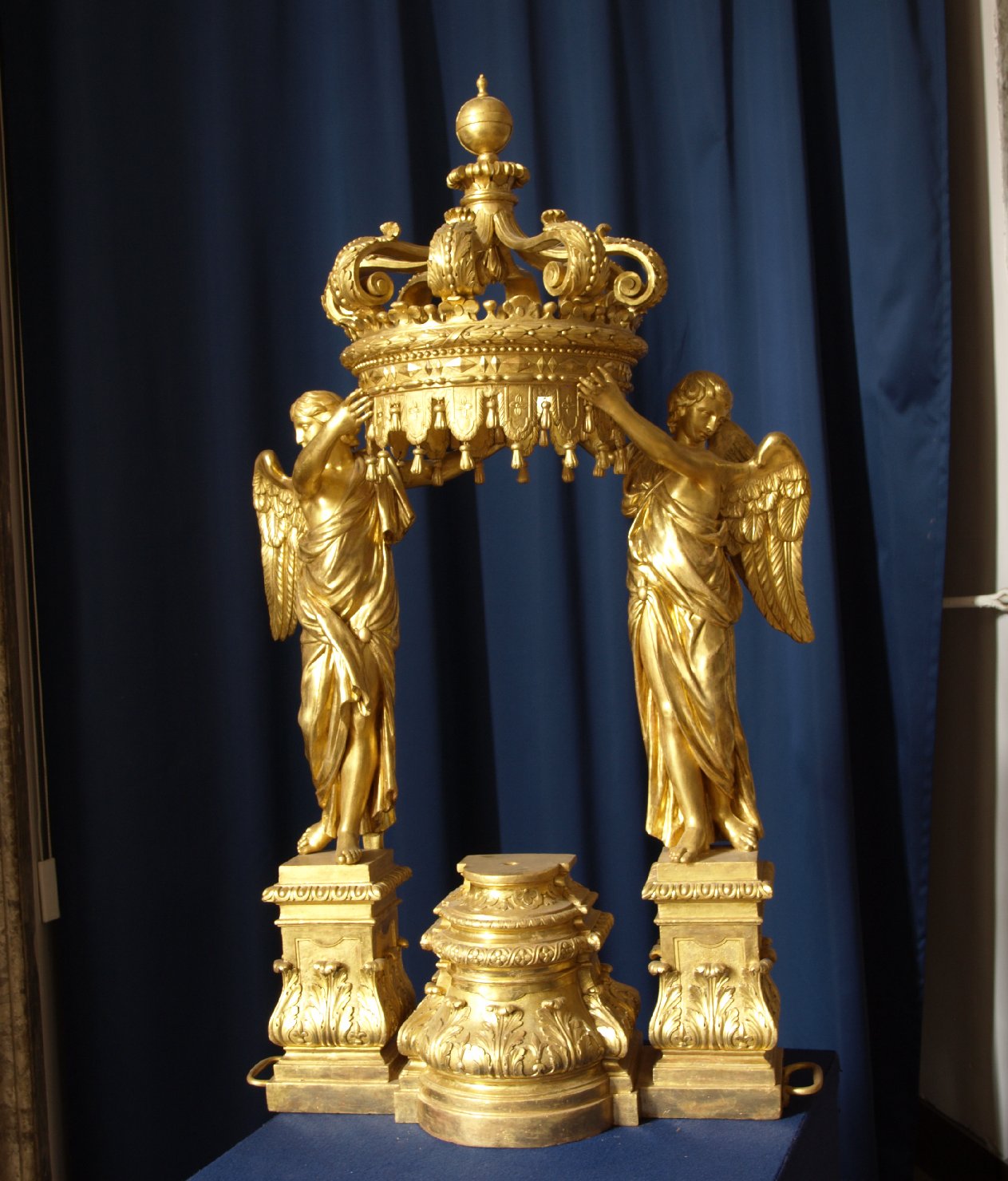 due angeli posti ai lati reggono la corona che funge da copertura del tempietto (tabernacolo portatile - a tempietto) - ambito campano (sec. XVIII)