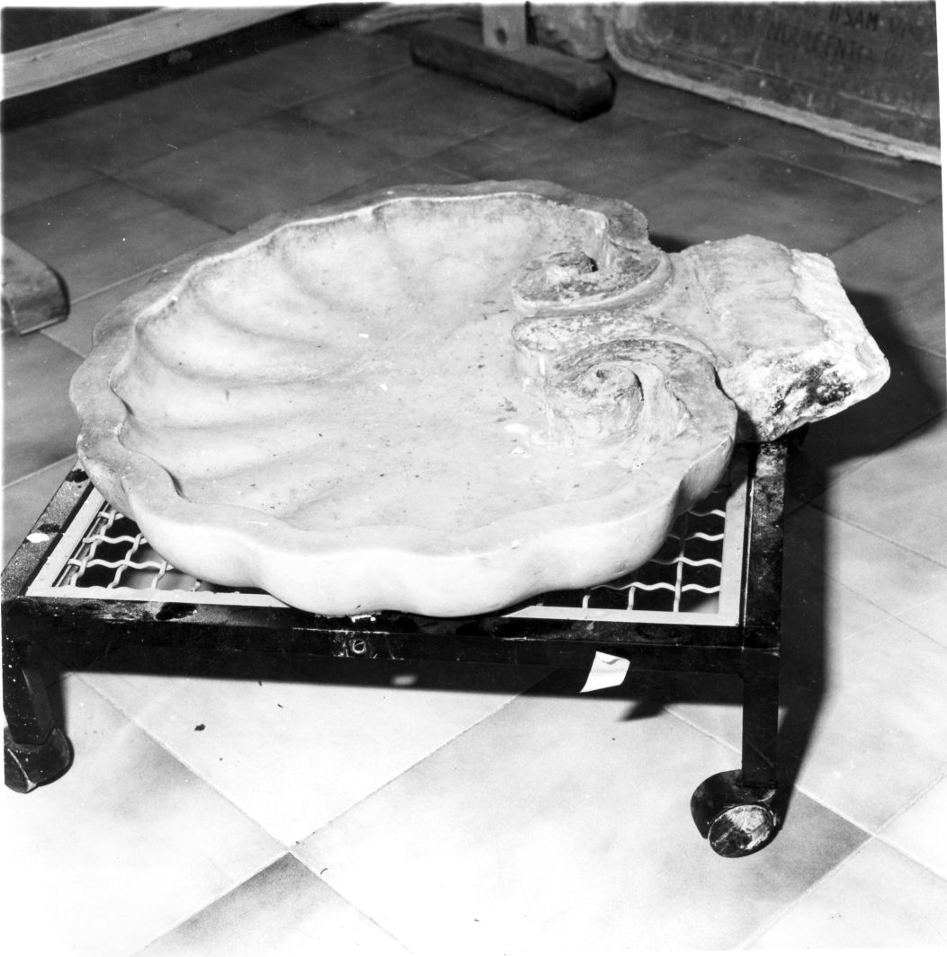 acquasantiera - a conchiglia - bottega campana (sec. XVIII)