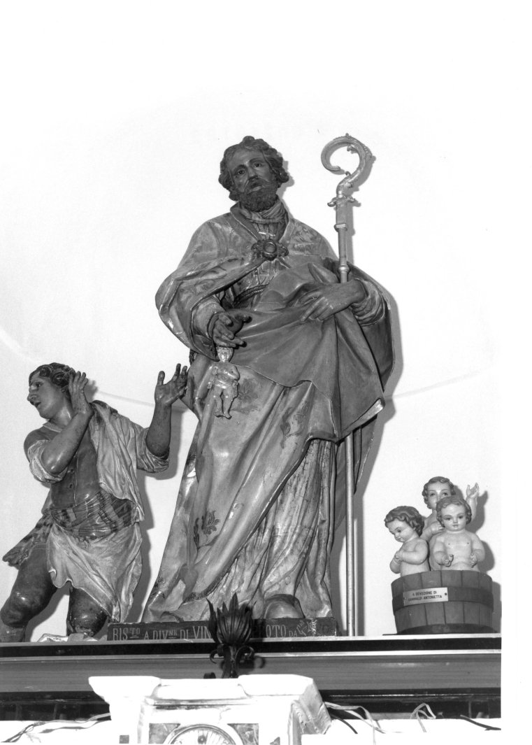 San Nicola di Bari resuscita i tre fanciulli (gruppo scultoreo, opera isolata) di Colombo Giacomo (bottega) (primo quarto sec. XVIII)