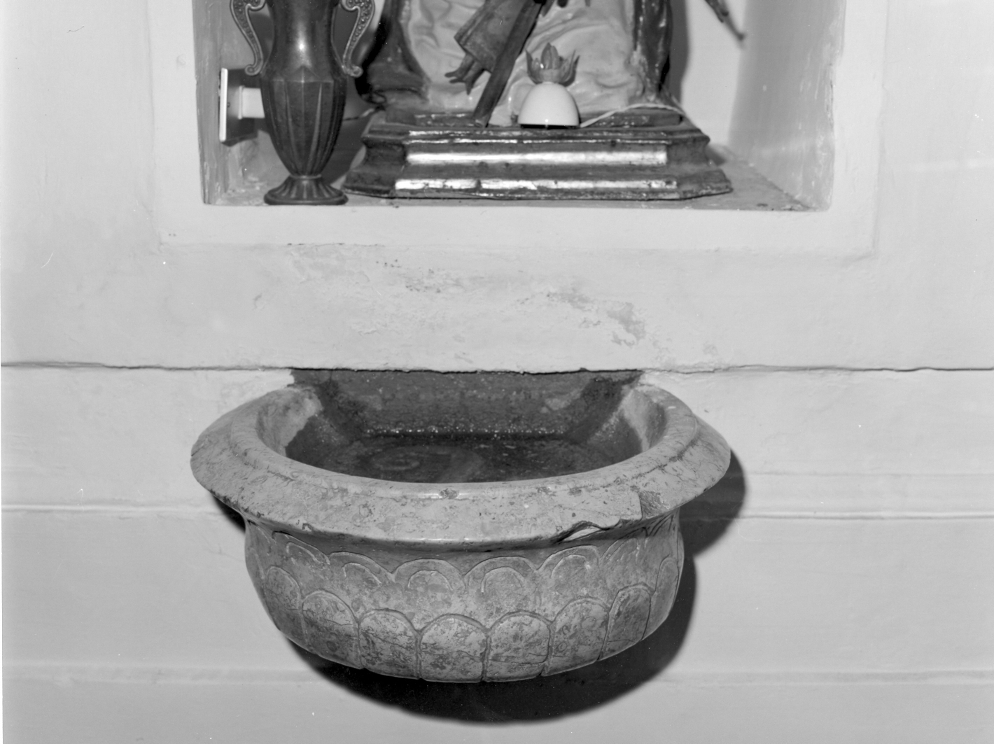 acquasantiera da parete, opera isolata - bottega campana (metà sec. XVIII)