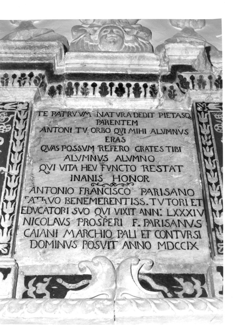 lapide tombale, elemento d'insieme - bottega Italia meridionale (sec. XVIII)