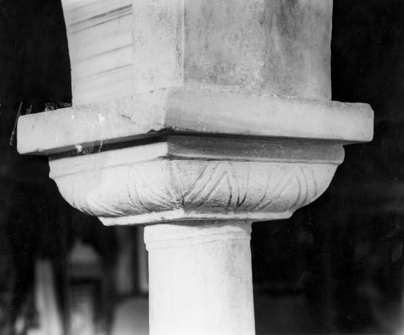 motivi decorativi geometrici (capitello, elemento d'insieme) - bottega campana (fine/inizio secc. XII/ XIII)