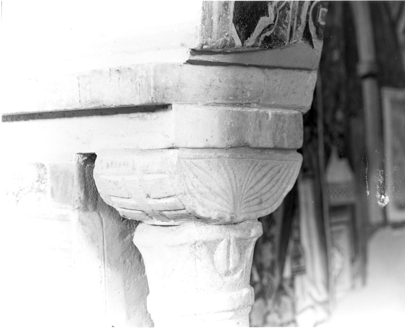 motivi decorativi vegetali (capitello - a gruccia, elemento d'insieme) - bottega campana (secc. X/ XI)