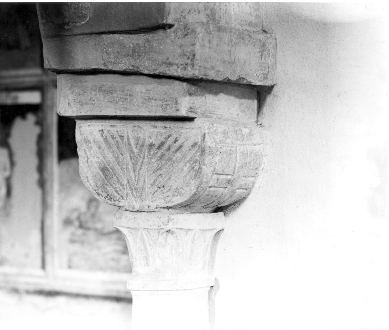 motivi decorativi geometrici e vegetali stilizzati (capitello - a gruccia, elemento d'insieme) - bottega campana (secc. X/ XI)