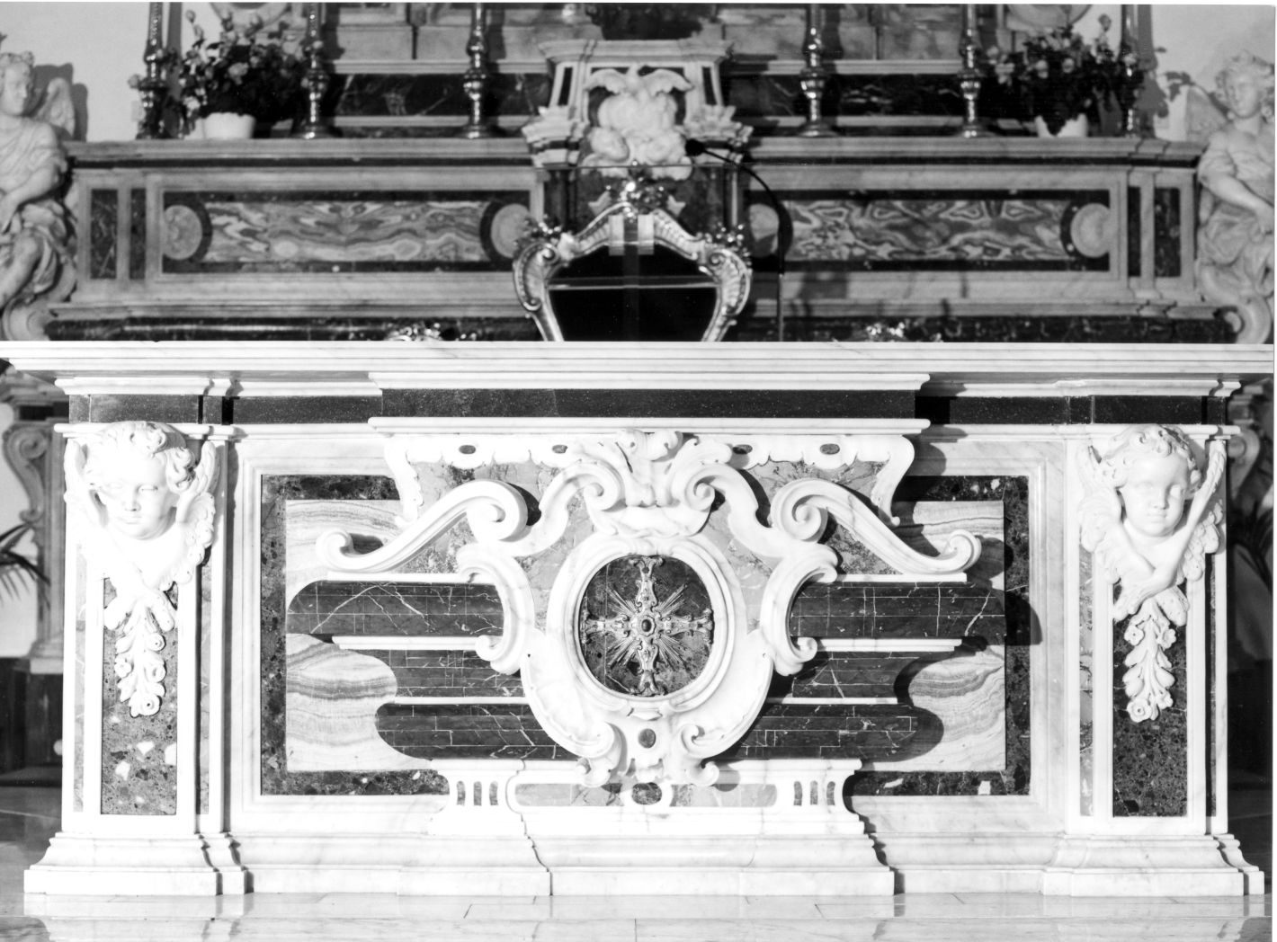 cherubini e motivi decorativi a volute (mensa d'altare) - bottega campana (seconda metà sec. XVIII)